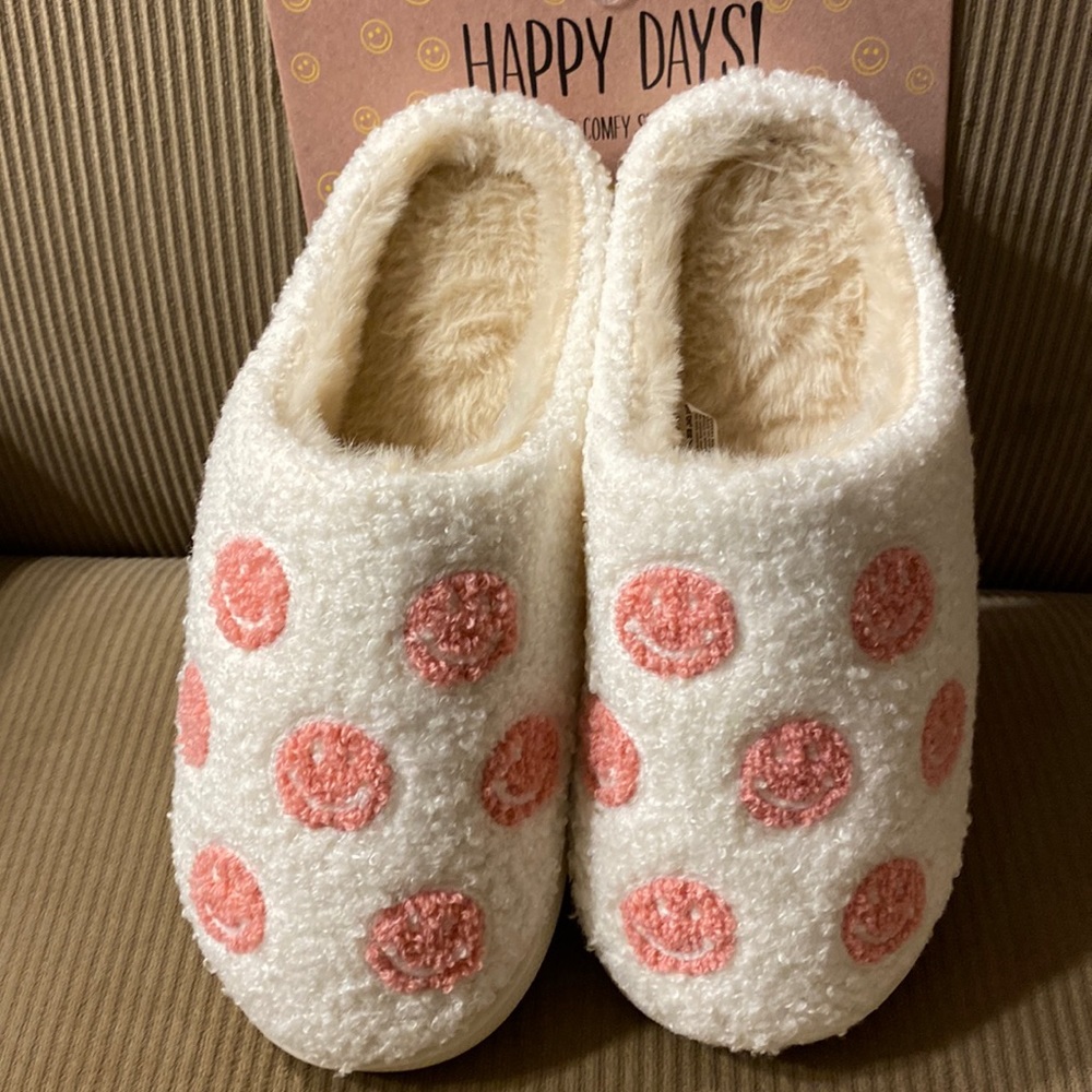 Big Girls Smiley Face Slippers 😀
